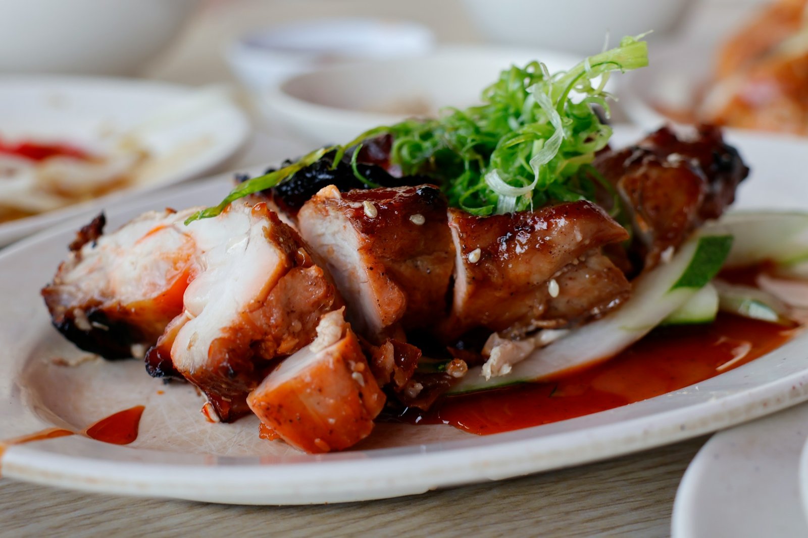 Nylagad Pekinganka och kinesiska smårätter på ett runt bord