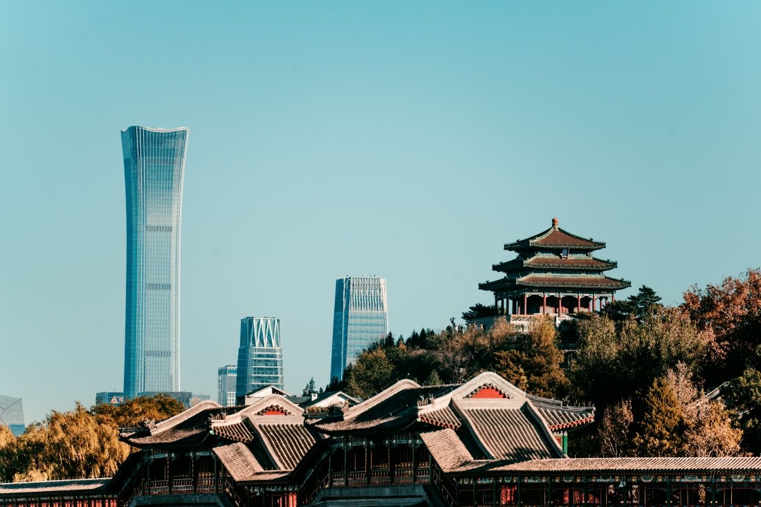 Panoramavy över Peking med historiska byggnader och breda avenyer