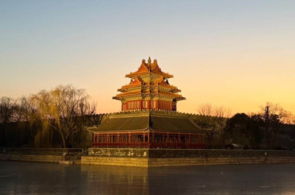 Förbjudna staden i Peking med den moderna staden i bakgrunden