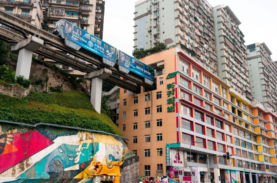 Hongyadong i Chongqing upplyst på kvällen ovanför floden