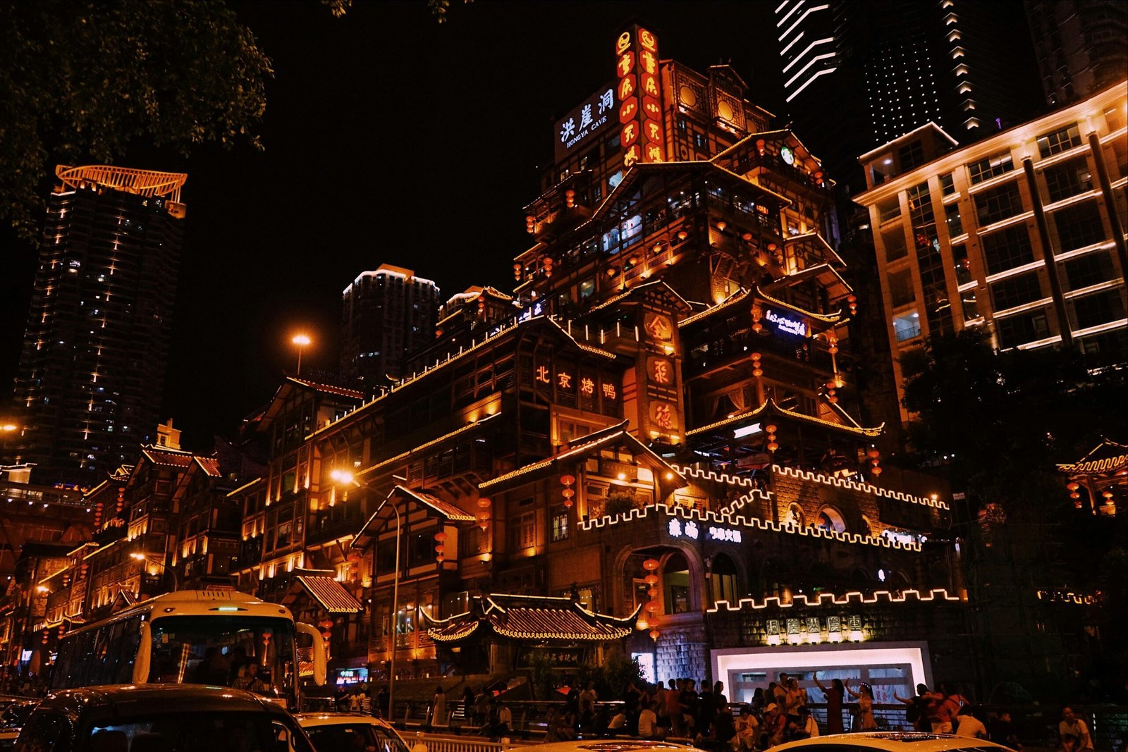 Resenär vid en utsiktsplats över Chongqing och floden