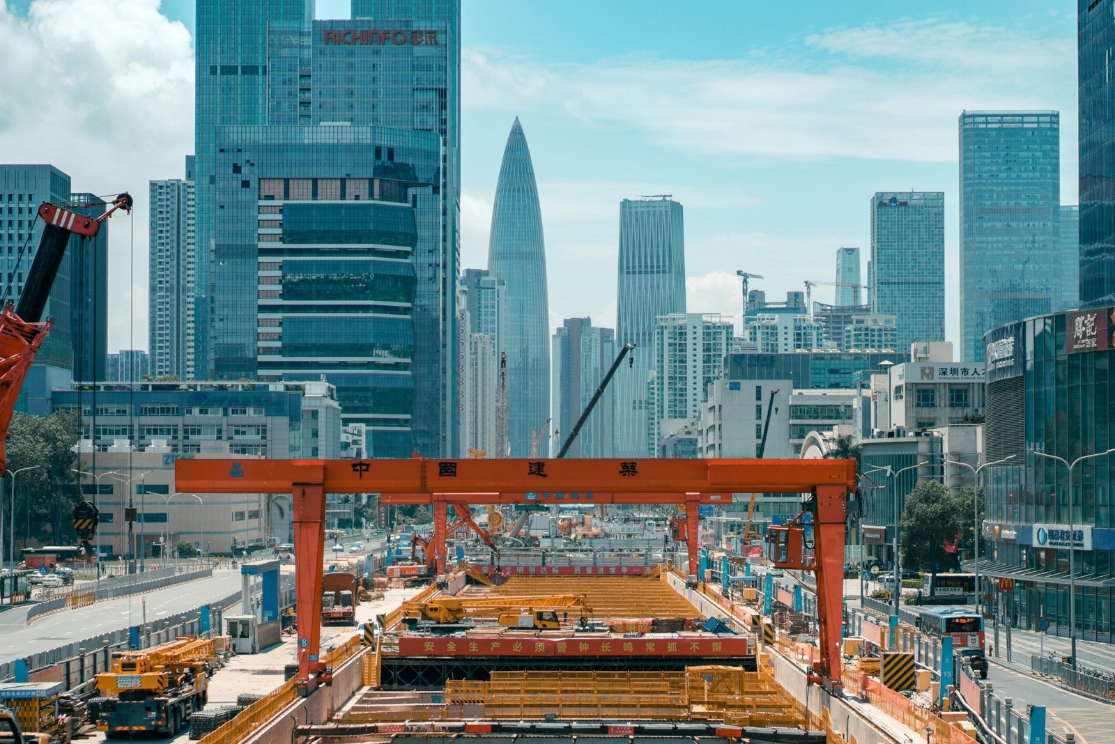 Shenzhens moderna skyline sedd från strandpromenaden vid Shenzhen Bay