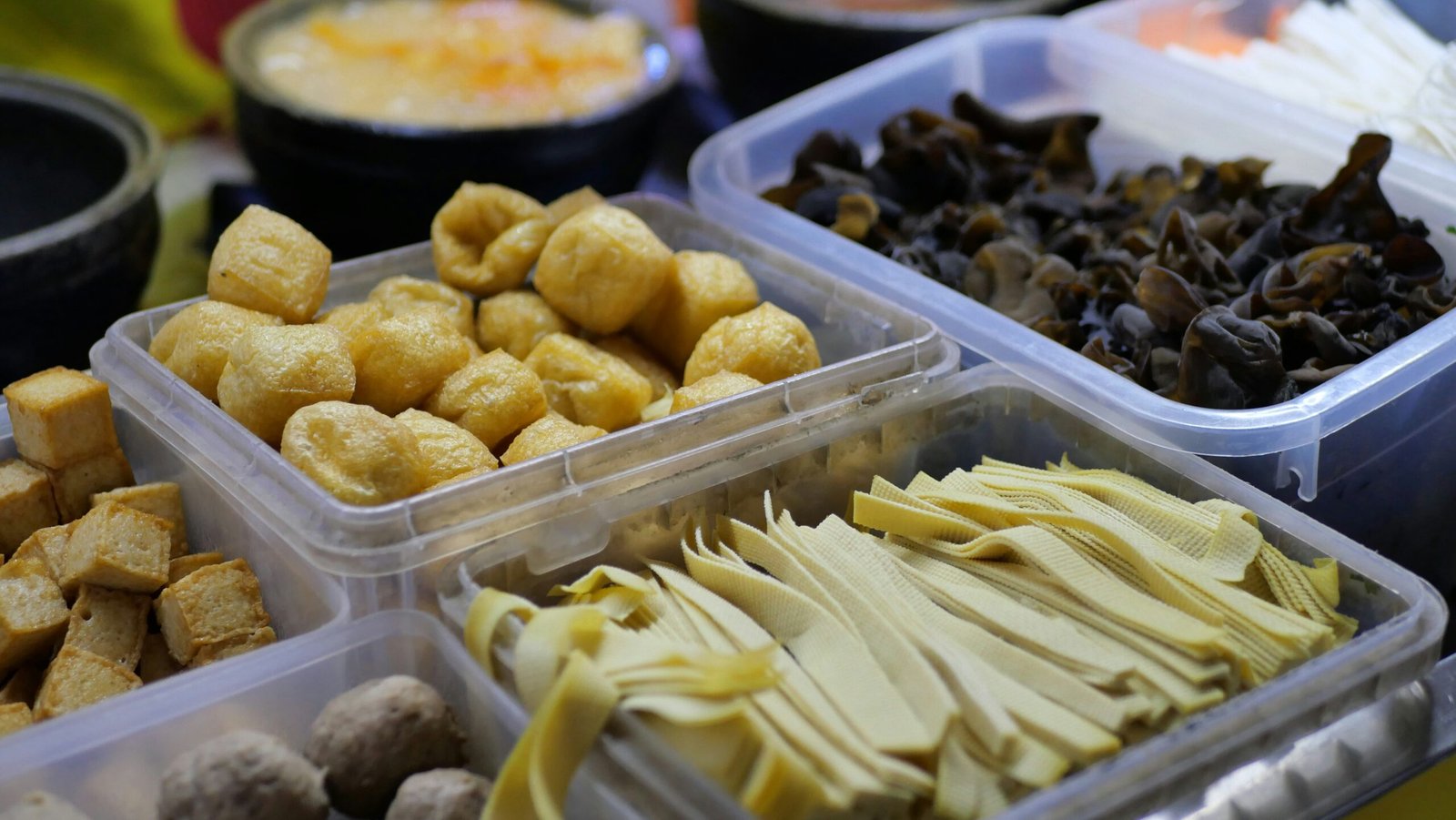Dim sum i bambukorgar på ett restaurangbord i Shenzhen