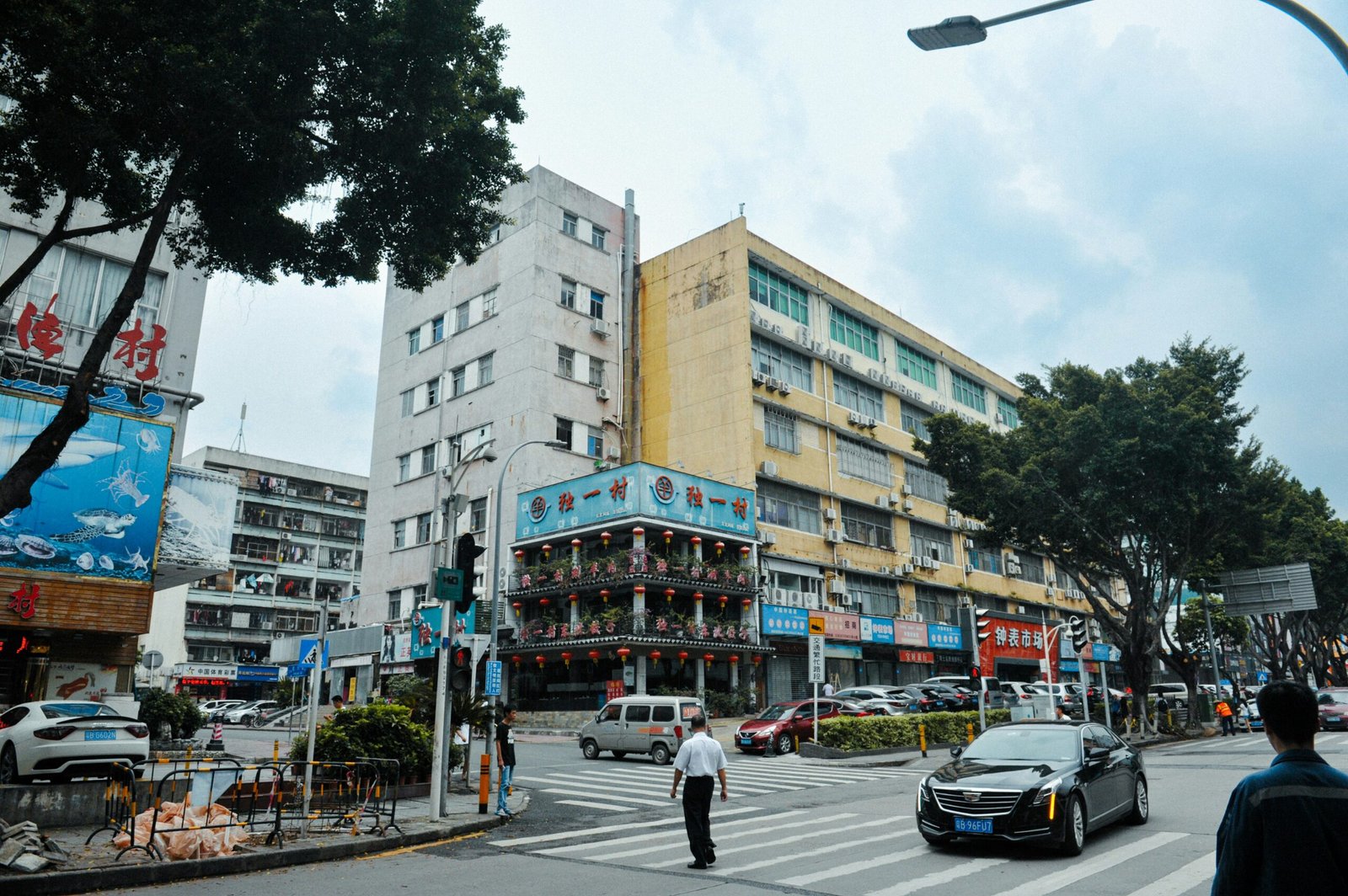 Resenär med personlig guide i ett modernt kvarter i Shenzhen