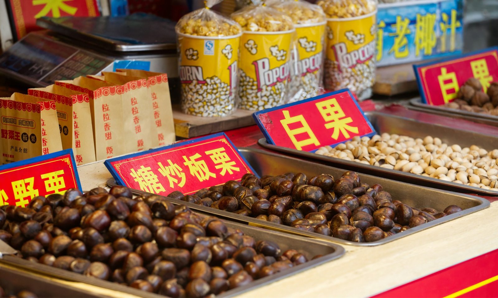 Skål med Suzhou-nudlar och små rätter på ett restaurangbord