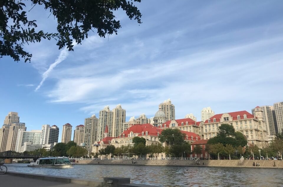 Europeiskt inspirerade villor längs en trädkantad gata i Wudadao, Tianjin