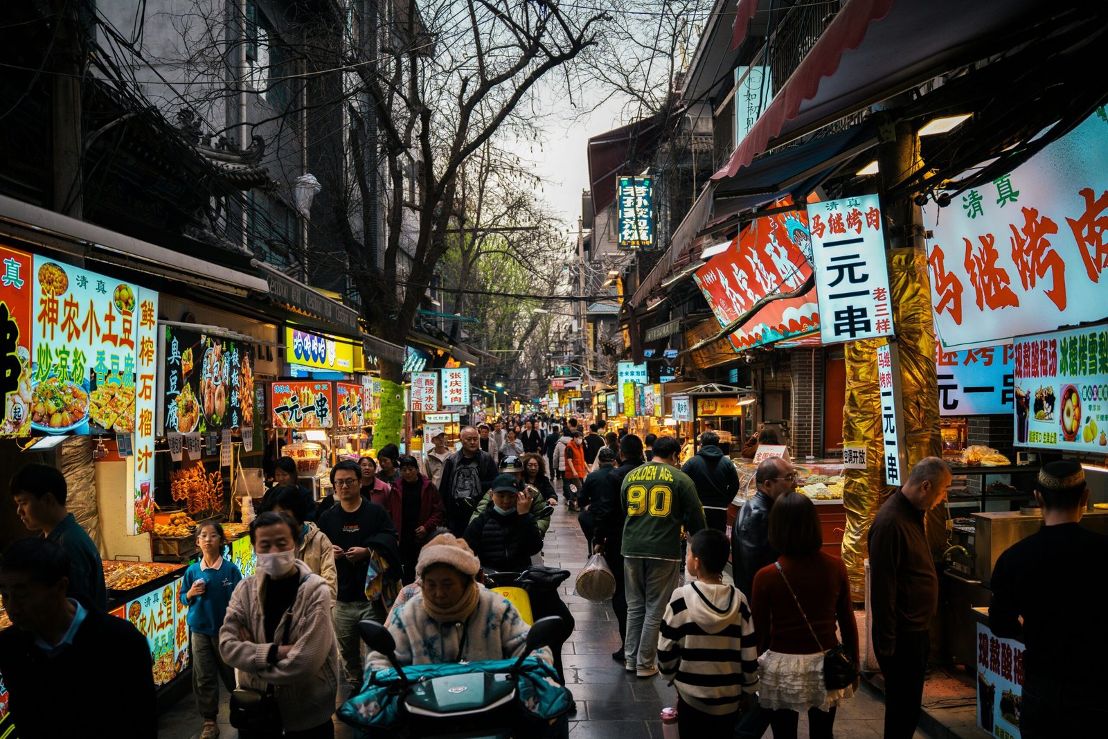 Gatumat och handdragna nudlar i det muslimska kvarteret i Xi'an